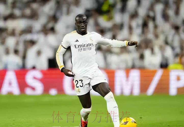 西媒:皇马处于签下戴维斯最后阶段 愿满足拜仁要价